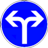 panneau direction obligatoire à la prochaine intersection d'aller à droite ou à gauche